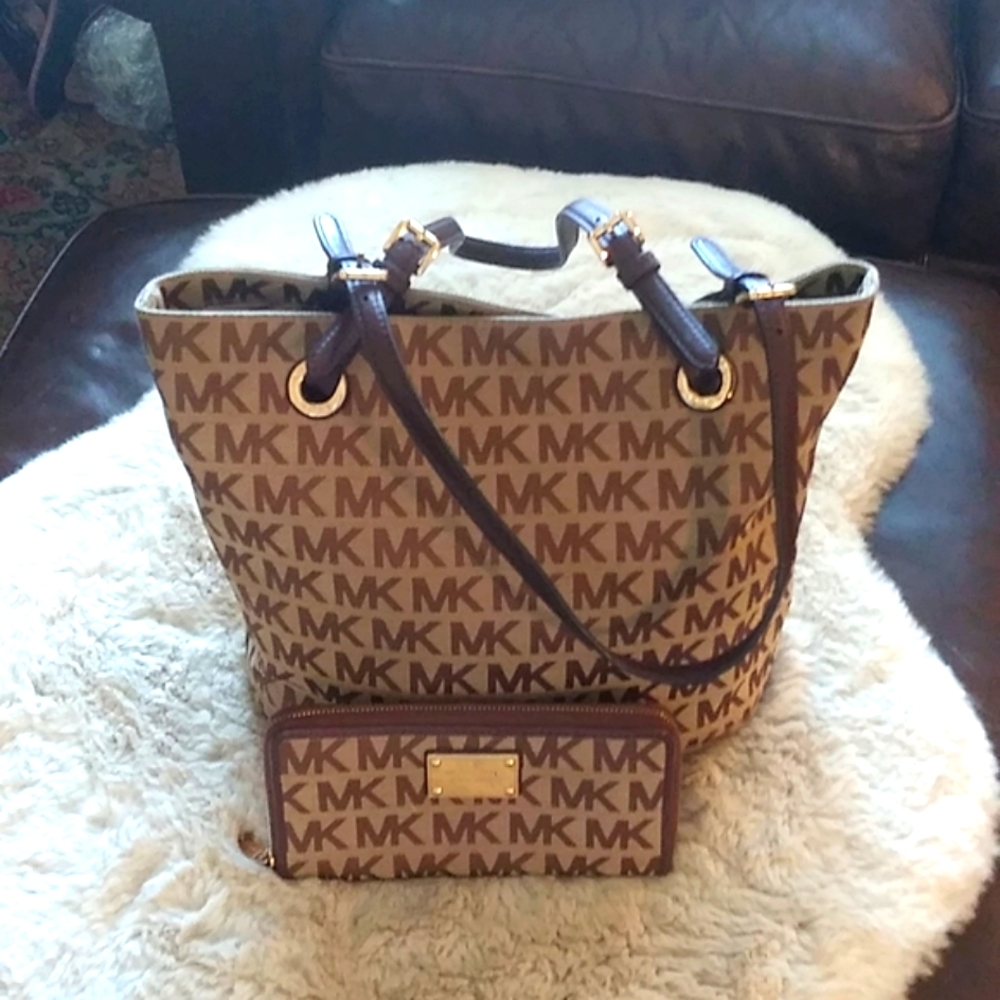 VGUC. Michael kors tote with matching expandable full length wallet. - Picture 1 of 11